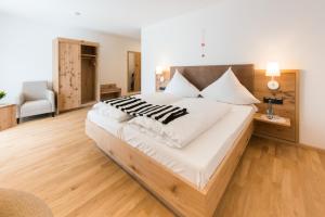ヴァルトキルヒにあるHotel & Gasthaus Löwenのベッドルーム1室(大型ベッド1台、木製ヘッドボード付)