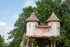 une cabane dans les arbres avec un tableau dans l'établissement Village Vacances - DéfiPlanet', à Dienné