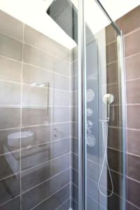 ein Badezimmer mit einer Glasdusche mit Waschbecken in der Unterkunft Antica Tonnara Gallipoli in Gallipoli