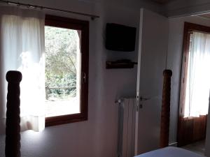 TV a/nebo společenská místnost v ubytování El Solei Paraiso en el Montseny