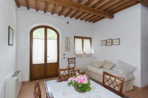een woonkamer met een tafel en een bank bij Il Borgo Di San Michele in Papigno