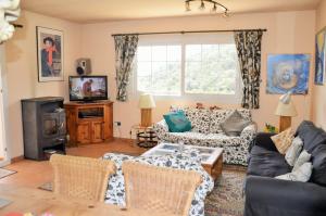 a living room with a couch and a tv at Can Ronia in Tossa de Mar