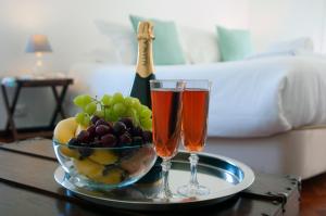 dos copas de champán y un bol de fruta en una mesa en Casa Amarela Belém, en Lisboa