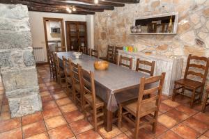 Viscarret-GuerendiáinにあるCasa Rural Idiaraのダイニングルーム(大きなテーブル、椅子付)