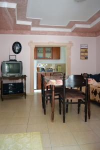 een woonkamer met een tafel en een televisie bij Oasis - Oaza in Sutomore