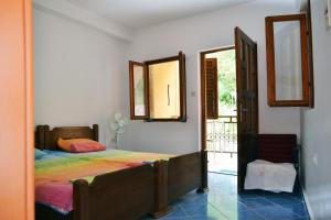 een slaapkamer met een bed en twee spiegels aan de muur bij Oasis - Oaza in Sutomore