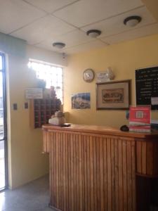 Hotel Rozal Spa Iquique في إكيكي: بار في مطعم مع ساعة على الحائط