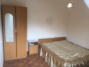 1 dormitorio pequeño con 1 cama y armario en Guest House Chanba, en Gudauta