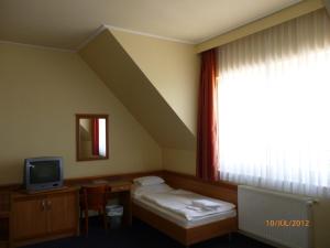 Un pat sau paturi într-o cameră la Hotel Paprika