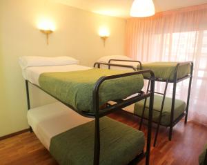 Двухъярусная кровать или двухъярусные кровати в номере Hostal Arlanzón