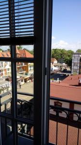 widok na miasto z okna w obiekcie Zachód Słońca Mielno w mieście Mielno