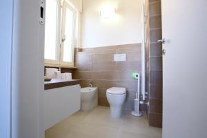 ein Badezimmer mit Toilette und Waschbecken und einem Fenster in der Unterkunft Antica Tonnara Gallipoli in Gallipoli
