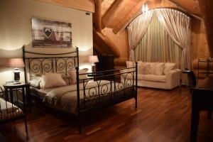 una camera con letto e divano di Chalet Caprea a Bad Kleinkirchheim Altre 37 foto