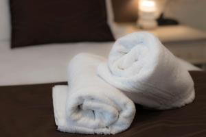 a pile of white towels sitting on top of a bed at Hotel Soleluna in Piano di Sorrento