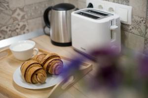 Příslušenství pro přípravu čaje a kávy v ubytování Bródy Apartman