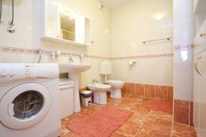Koupelna v ubytování Beach Apartment Dagama + 22 fotografií