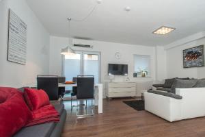 un soggiorno con divano e tavolo di ARENA Apartment 5-Stars Premium-Accommodation a Makarska