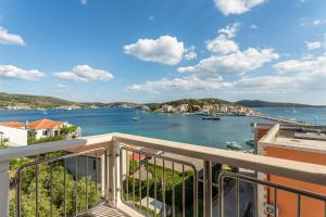 einen Balkon mit Blick auf das Wasser in der Unterkunft Villa Flores in Rogoznica