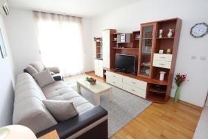 TV a/nebo společenská místnost v ubytování Beach Apartment Dagama