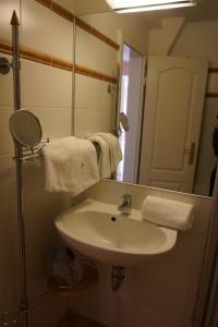 a bathroom with a sink and a mirror at ART-hüs in Westerland