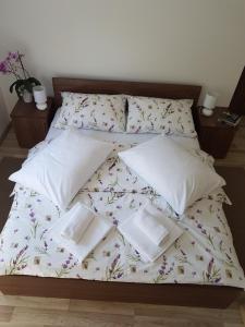 En eller flere senge i et værelse på Apartmani Hršak