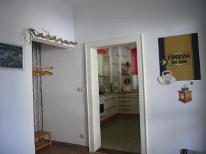 uma cozinha com uma porta aberta para um quarto com um balcão em Ferienwohnung im alten Schulhaus - keine Monteure em Plech