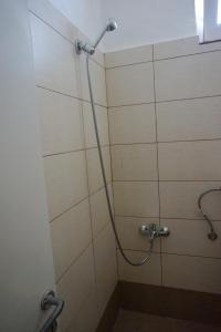 eine Dusche mit einem Schlauch im Bad in der Unterkunft Galini in Therma