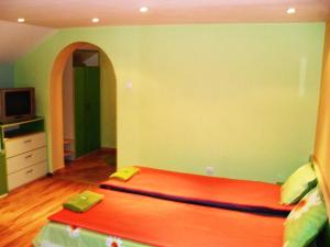 Cama en habitación con pared verde en Yonkin Guest Rooms, en Varshets