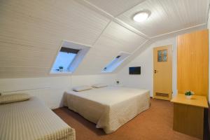 Łóżko lub łóżka w pokoju w obiekcie Dom Wczasowy KORMORAN Niechorze - 300m od plaży - bon turystyczny