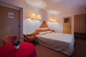pokój hotelowy z łóżkiem i stołem w obiekcie Dom Wczasowy KORMORAN Niechorze - 300m od plaży w mieście Niechorze