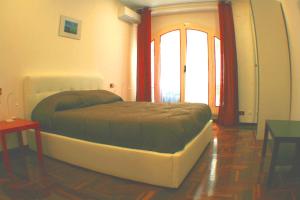 パレルモにあるAppartamento Politeamaのベッドルーム1室(ベッド1台、大きな窓付)