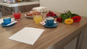 een tafel met bekers en borden met eten en drinken bij B&B Mare Blu in Gallipoli +18 foto's