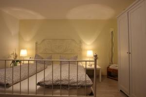 ein Schlafzimmer mit einem Bett mit einem Metallkopf in der Unterkunft Gästehaus Jeurissen ca 5 Autominuten von Europa-Park Rust oder Rulantica in Kappel-Grafenhausen