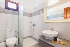 A bathroom at Thea Villas and Suite