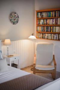 The library in az apartmanhoteleket