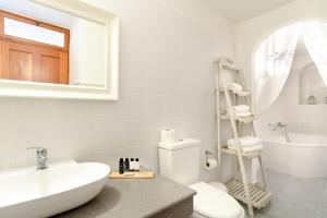 A bathroom at Thea Villas and Suite