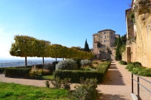 a path in front of a building with trees and bushes at Pavillon de Lubéron in Lauris
