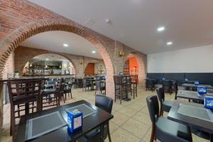 En restaurant eller et andet spisested på Hotel La Mirada