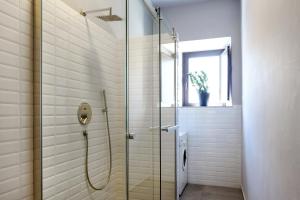 prysznic ze szklanymi drzwiami w łazience w obiekcie Alcalà Living Apartments w Katanii +37 zdjęć