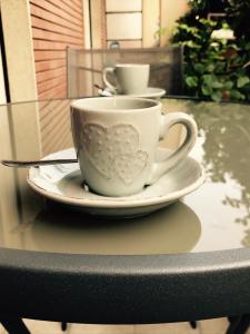 ローマにあるPardis Guest houseのテーブルの上にコーヒーカップ