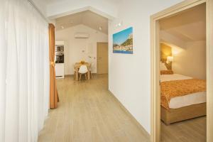 - une chambre avec un lit et une table dans l'établissement Residence Mediterraneo, à Baška