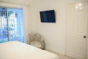 A bed or beds in a room at New Kingston's Deluxe Apartment