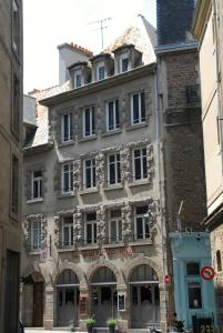 un gran edificio de piedra en una calle de la ciudad en Saint-Malo Apartment, en Saint-Malo