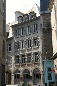 a large stone building in a city street at Saint-Malo Apartment in Saint Malo