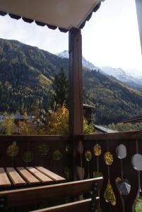 een bank op een veranda met uitzicht op een berg bij Champalo in Chamonix-Mont-Blanc