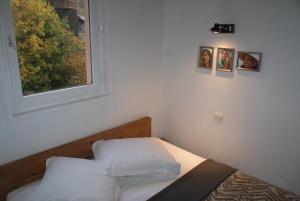 een slaapkamer met een bed met witte lakens en een raam bij Champalo in Chamonix-Mont-Blanc