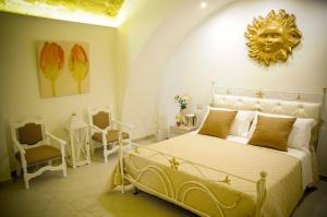 カノーザ・ディ・プーリアにあるAnfiteatro Vlllのベッドルーム1室(金製の頭が付いた壁のベッド1台付)