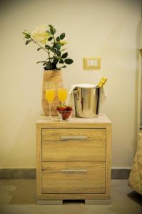 カノーザ・ディ・プーリアにあるAnfiteatro Vlllのテーブル(オレンジジュース2杯、花瓶1杯付)