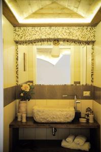 カノーザ・ディ・プーリアにあるAnfiteatro Vlllのバスルーム(大きな鏡、シンク付)
