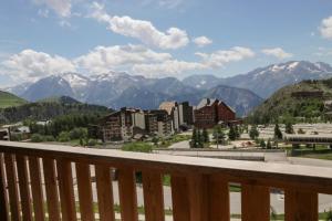 een uitzicht vanaf het balkon van een resort met bergen bij Résidence Les Bergers in L'Alpe-d'Huez